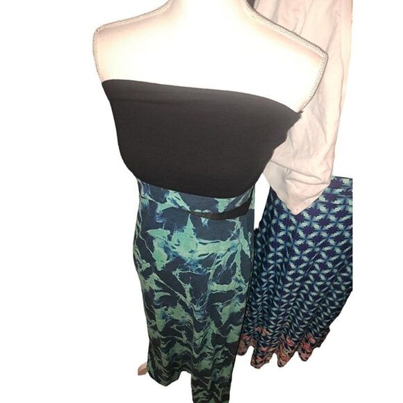 Spring Sale! Lot 32 Size Large - 2 dresses and 1 skirt-tank-sweater - Picture 2 of 12